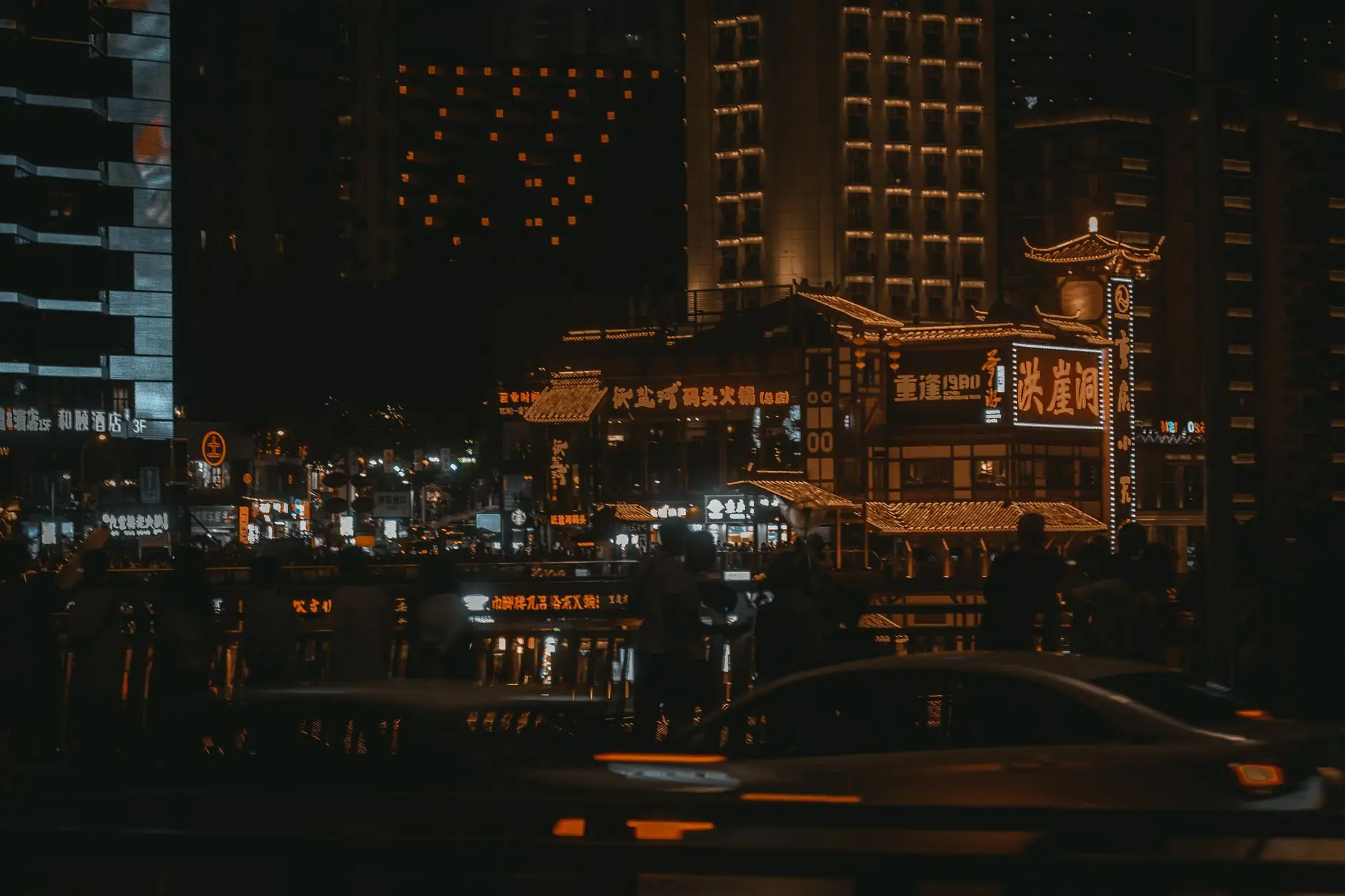 商业空间吸顶灯与筒灯选型指南：提升能效的关键因素