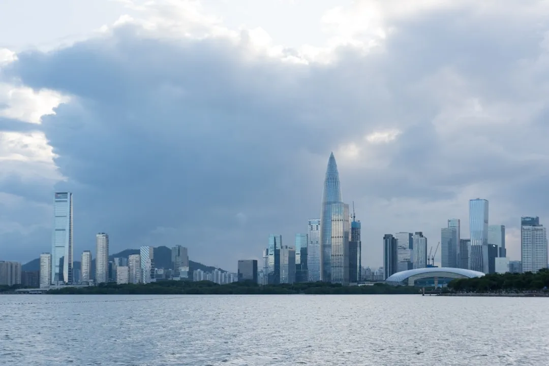 西南地区LED吸顶灯与筒灯选型要点及能效对比