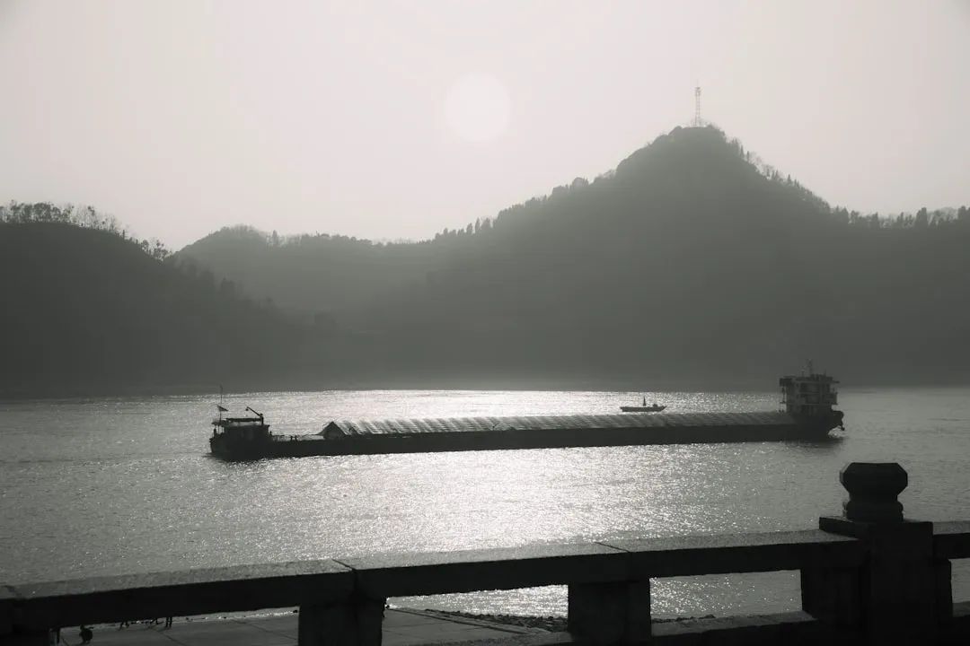 商业空间筒灯与灯带组合照明方案：节能改造实例分析